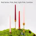 Juego de cuatro velas rojas cónicas de 25 cm en soportes dorados con decoración natural - Serie Roja