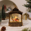 Nahaufnahme der Vintage-Bronze-Weihnachtslaterne mit Weihnachtsmann und Glitzerschnee - Weihnachtsmann malt Zug