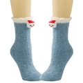 Detailansicht blauer Plüsch-Weihnachtssocken mit 3D-Weihnachtsmann und weichem Pelzbesatz - Kleiner Schneemann / Blau