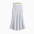 Élégante jupe longue ligne A en satin blanc à taille haute sur un cintre en bois poli - Blanc Décoloré Long