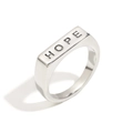 Anillo de acero inoxidable plateado pulido con grabado HOPE en una banda ancha y plana - US 6 / Color Acero