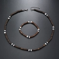 Dettaglio del set di collana e bracciale in perle di cocco bohémien con chiusura in metallo - Set Collana e Bracciale / Marrone Bianco Nero