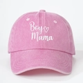 Detail der weißen Boy Mama Stickerei mit Herz auf einer rosa gewaschenen Baumwollkappe - Einheitsgröße / Rosa
