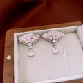 Detalle de pendientes de abanico con perla, incrustación rosa y gota de circón en estuche - Plata (Abanico Rosa)