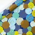Rollo de papel de regalo azul oscuro con globos de colores y lunares para niños - Globos de Colores Azules