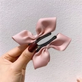 Lot de deux barrettes à nœuds en satin rose pour filles avec pinces croco en métal noir - Paire de Noeuds en Satin Rose Coréen