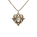 Collana dorata con ciondolo a cuore traforato, pietra perlata e stile barocco - Bianco