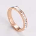 Vista macro de anillo en oro rosa con nácar blanco y circonitas de corte cuadrado - US 5 / Oro rosa