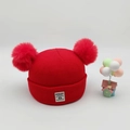 Berretto neonato in maglia rossa calda con due grandi pompon in ecopelliccia - Rosso
