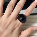 Bague minimaliste en résine noire brillante avec une silhouette arrondie portée au doigt - Noir / US 7
