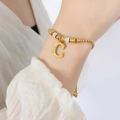 Chique 18K vergulde titanium armband met een sprankelende kristallen letter C hanger - Gouden Armband - Letter C