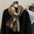 Écharpe en tricot marron foncé avec motif floral jaune pour un style d'hiver - café