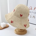Detail eines handgewebten beigen Strohhuts mit roter Herzstickerei auf der Krempe - L (58-60cm) / Herzstickerei Beige