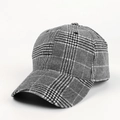 Dettaglio della spessa trama in lana di un cappellino da baseball a quadri per l'autunno - Regolabile / Grigio