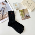 Schwarze mittelhohe Baumwollsocken mit Kirschstickerei und 3D-Wellenmuster - Einheitsgröße / Schwarz