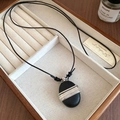 Collana lunga etnica retrò con ciondolo a ciottolo nero e dettagli in filo d'argento - Collana-Argento-Nero