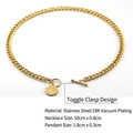 Détails macro de la chaîne cubaine en acier doré 18 carats avec fermoir OT et pendentif soleil gravé - Collier / Or 18K / 50cmx0.8cm
