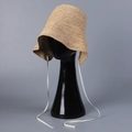 Dettaglio cappello di paglia naturale intrecciata con eleganti nastri bianchi laterali - M (56-58cm) / Naturale