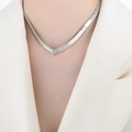 Zilveren platte schakelketting met een verticale hanger en drie roze zirkonia steentjes - P1502 - Ketting Met Staalkleurige Roze-rode Zirkoon