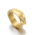 Anillo de oro retorcido minimalista con textura ondulada y acabado pulido - US 8 / Dorado (KR100731-KFC)