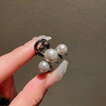 Mini pince à cheveux gris fusil ornée de trois perles blanches pour coiffures - Mini Pince à Cheveux avec Trois Perles Artificielles (140#) / Gris