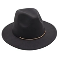 Détail d'un chapeau en laine noir avec un élégant ornement en métal doré incurvé - M (56-58cm) / Gris foncé