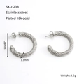 Dettagli tecnici di orecchini a cerchio ritorti in acciaio inox da 28mm e peso di 3,5g - Argento