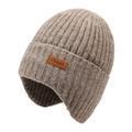 Winterse gebreide muts met oorbescherming en lederen patch in de kleur geelbruin - Eén maat / Khaki