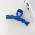 Minimalist solid blue resin hair claw clip with a twisted design for elegant hair styling - Twisted Chain / 11cm / Klein Blue