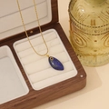 Detail van de marquise lapis lazuli hanger aan een gouden ketting in een sieradendoos - 2# Lapis Lazuli Marquise Stijl