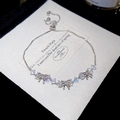 Dettaglio del bracciale regolabile in argento con fiocchi di zircone su carta gioiello - Stile Triplo Fiocco Incastonato con Zirconia (6#手链-环保-银色)