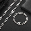 Primer plano detallado de la cadena y pulsera cubanas de plata de 9 mm con cierre de caja - 9mm de Ancho/Collar de 16 Pulgadas / Color Acero