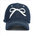 Klassische dunkelblaue Denim-Baseballkappe mit weißem Schleifen-Stickerei-Detail - Verstellbar / Dunkelblauer Denim