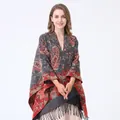 Elegante poncho gris oscuro con estampado paisley rojo y borlas negras de mujer - Gris/Paisley de hojas