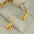Boucles d'oreilles goutte dorées avec poli miroir sur une pochette en velours doux - Une Paire / Doré
