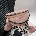 Marsupio in pizzo rosa con catena nera e tracolla con motivi geometrici - Rosa