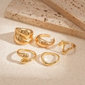 Makro-Detail von unregelmäßigen Goldringen auf Naturstein-Hintergrund Schmuckdisplay - Goldener Wassertropfen (5er-Set)