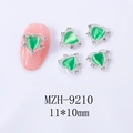 Détail macro du charm ongle coeur oeil-de-chat vert avec strass argentés sur ongle - Cœur vert avec cadre argenté (9210)