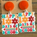 Makro-Detail von Acryl-Ohrhängern mit Happy 100 Days of School Text und Buntstiftmotiven - 2-Glückliche 100 Schultage (Orangefarbener Stecker)