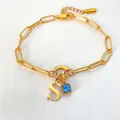 14K vergulde roestvrijstalen armband met letter S bedeltje en blauwe vierkante edelsteen - S / Staalkleur