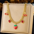 Collier à chaîne cubaine dorée avec pendentifs fraise et cerise 3D sur boîte à bijoux - Style Pendentif Fraise Cerise Coeur 3D (N3368)