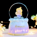 Carillon sirena luminosa con base sfumata viola-blu e capelli biondi ornamentale - Grande 100mm Rotazione+Neve+Musica / 2320 Sirena dai Capelli Gialli