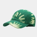 Dettaglio del cappellino in cotone con motivi tie-dye verde e giallo e visiera curvata - Regolabile / Verde