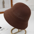 Dettaglio cappello alla pescatora in maglia marrone con motivi traforati su base - M (56-58cm) / Caffè Scuro
