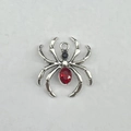 Dettaglio del ciondolo a forma di ragno argento con gemma rossa e cristallo nero lucido - Argento/Corpo Rosso/Testa Nera
