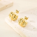 Makro-Detailansicht der klobigen 18 Karat vergoldeten Edelstahl-Creolen in C-Form - 14*9mm(KE112914-KFC) / Gold