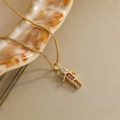 Collana con ciondolo a forma di robot dorato con zircone rosso su catena a maglia veneziana - Gennaio Rosso (Colore Granato)