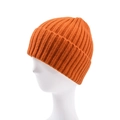 Detailansicht der orangefarbenen Rippstrickmütze mit elastischer Textur und Umschlag - Orange