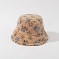 Détail d'un chapeau bob en peluche avec empreintes de pattes bleues sur fausse fourrure - M(56-58cm) / Blanc