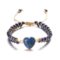 Detalle de la piedra imperial azul en forma de corazón con borde dorado en pulsera - Azul